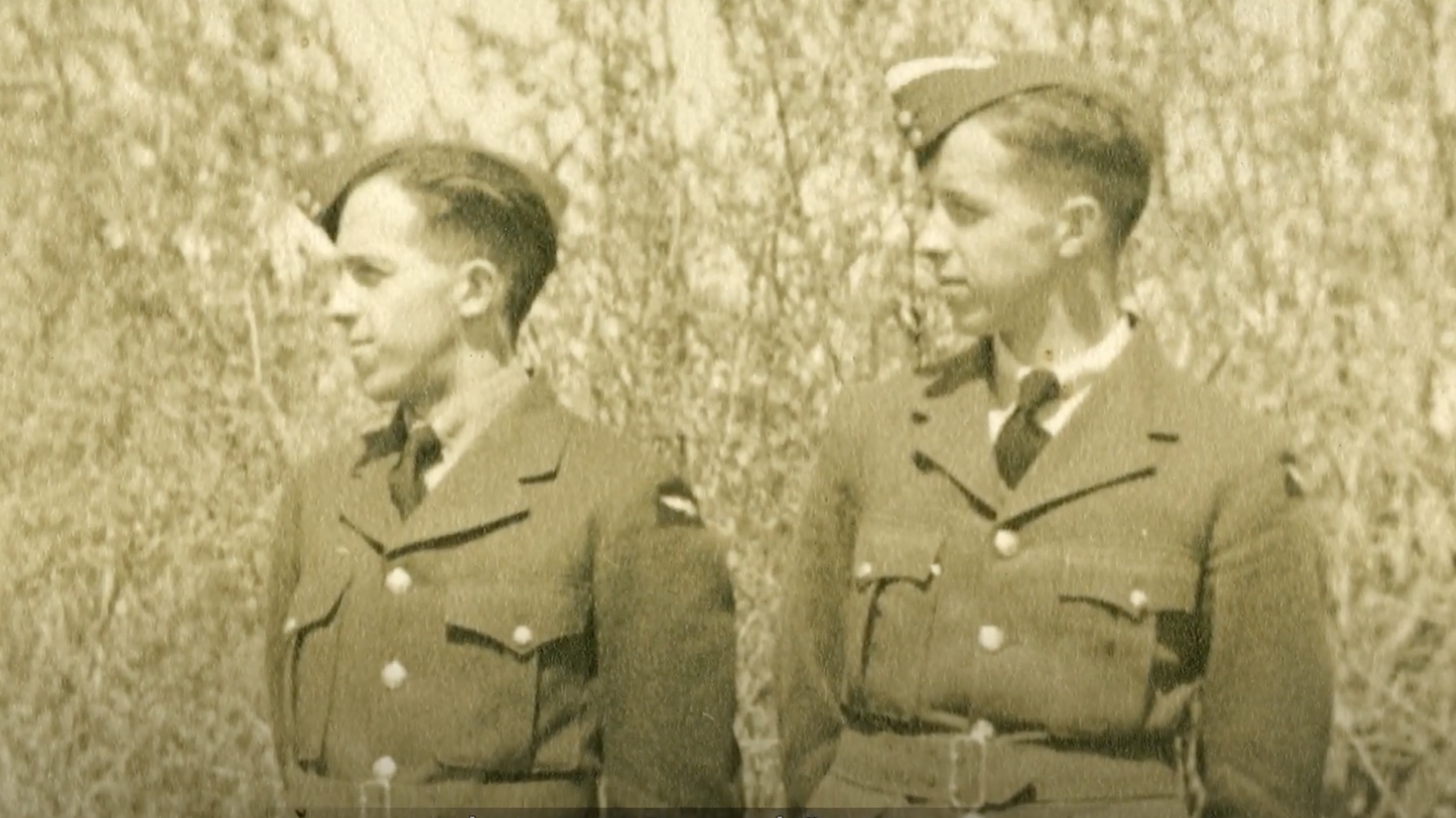 Deux hommes en uniforme côte à côte à l'intérieur du Musée canadien de la guerre à Ottawa.