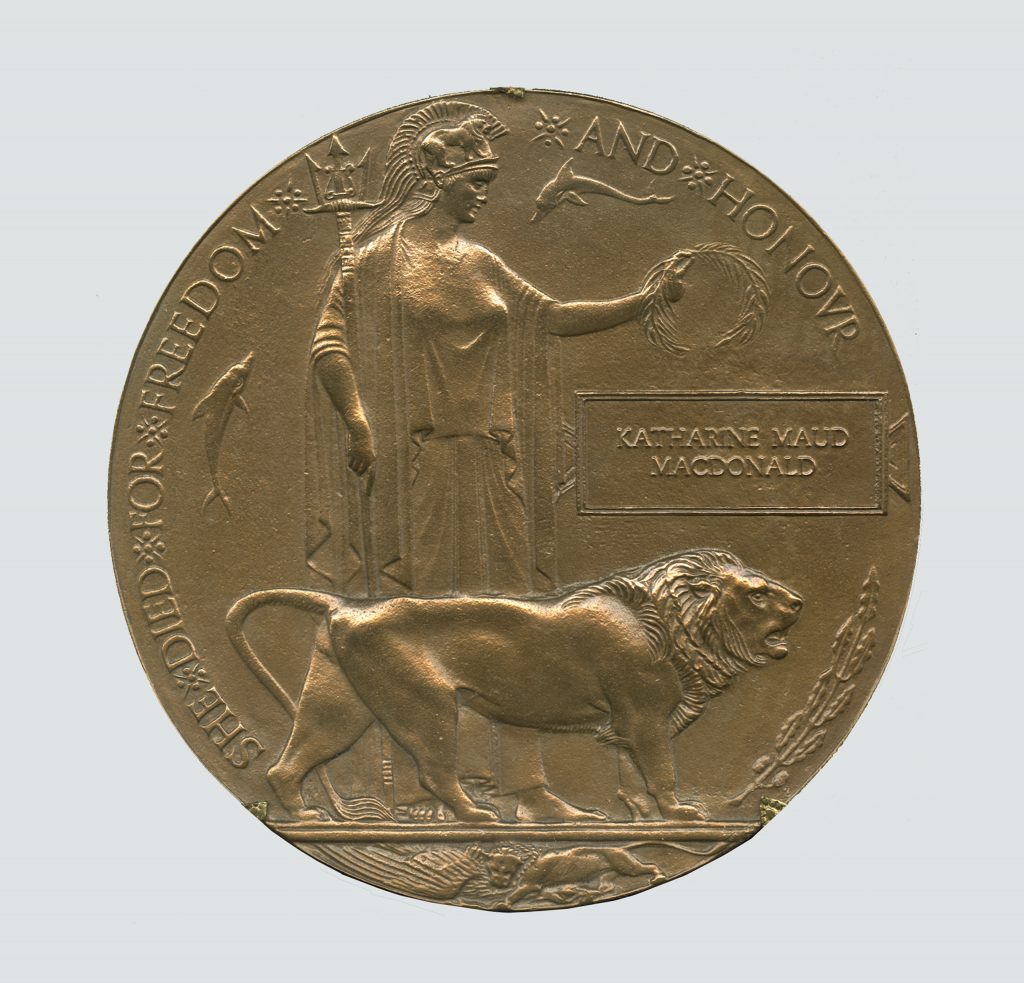 Une médaille de bronze représentant une femme courageuse et un lion féroce, inspirée de la riche histoire présentée au Musée canadien de la guerre à Ottawa.