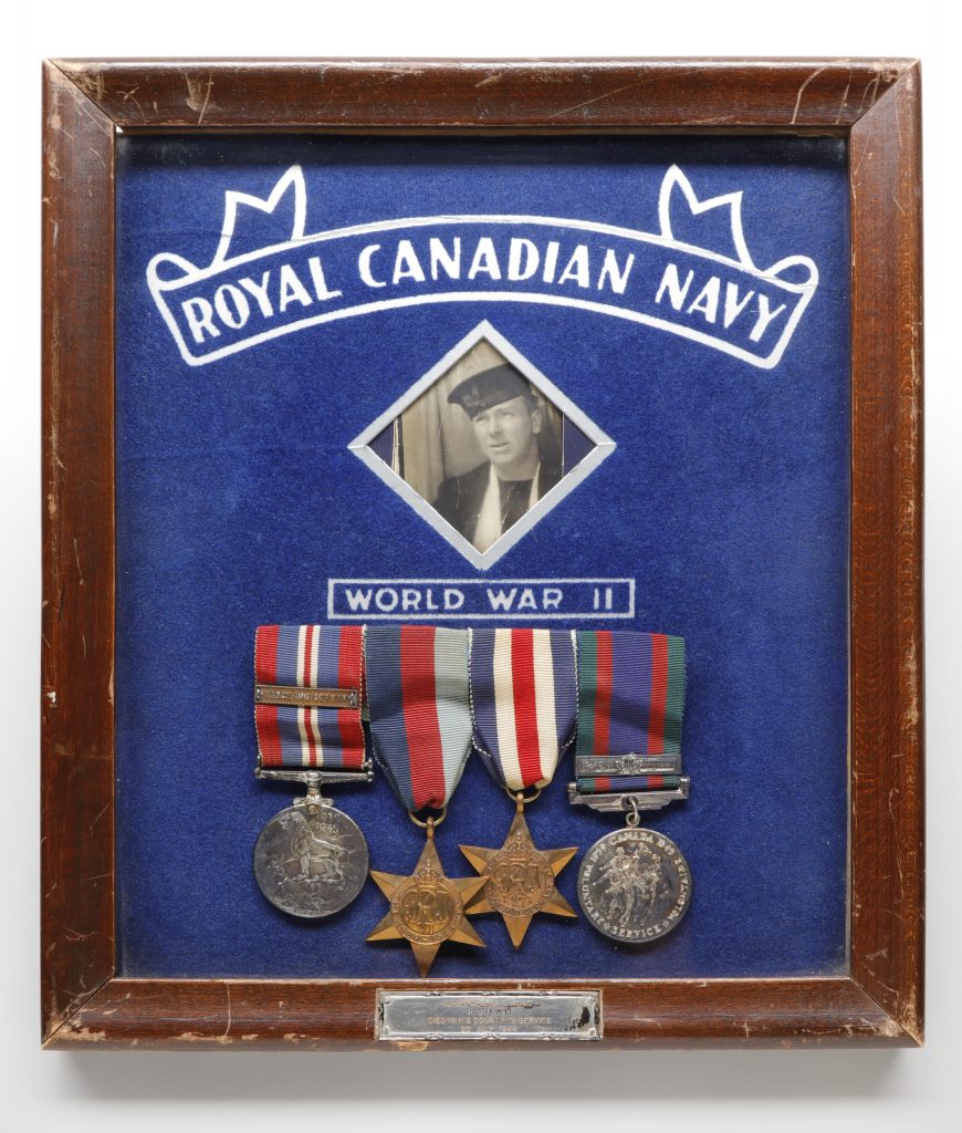 Les médailles de la Marine royale canadienne sont exposées dans un cadre en bois au Musée canadien de la guerre.