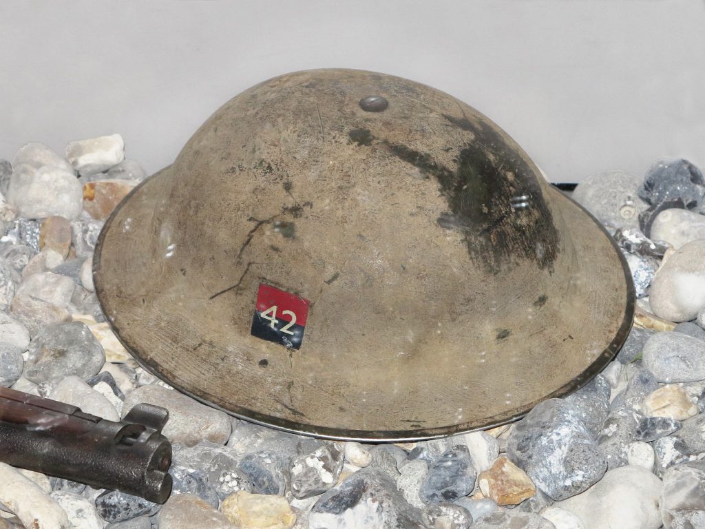 Un casque de la Seconde Guerre mondiale est exposé sur un rocher au Musée canadien de la guerre à Ottawa.