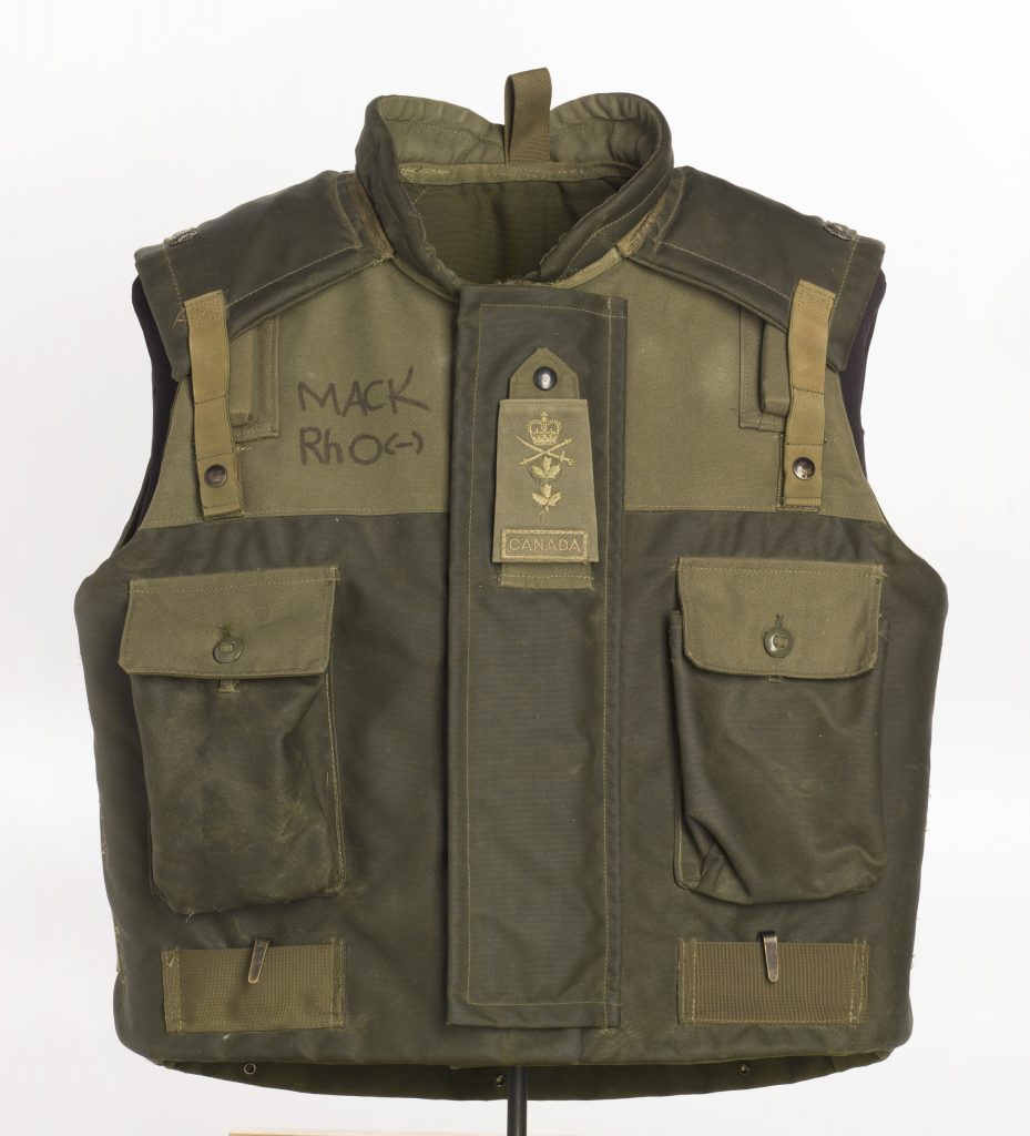 Un gilet vert et noir avec une poche, disponible à Ottawa au Musée canadien de la guerre.