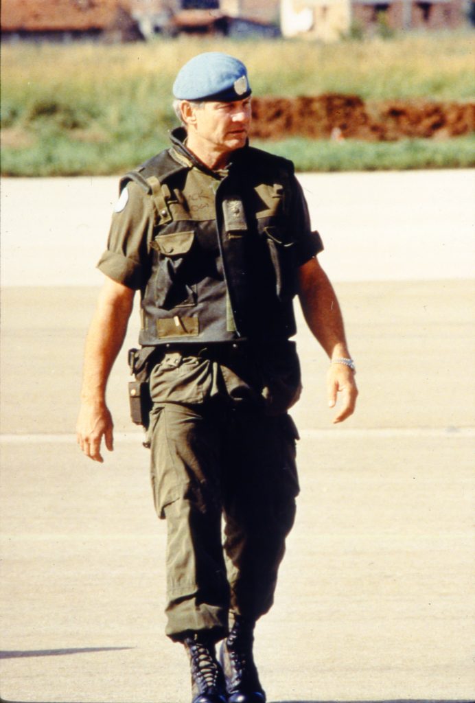 Un homme en uniforme militaire marchant sur une piste d'atterrissage au Musée canadien de la guerre à Ottawa.