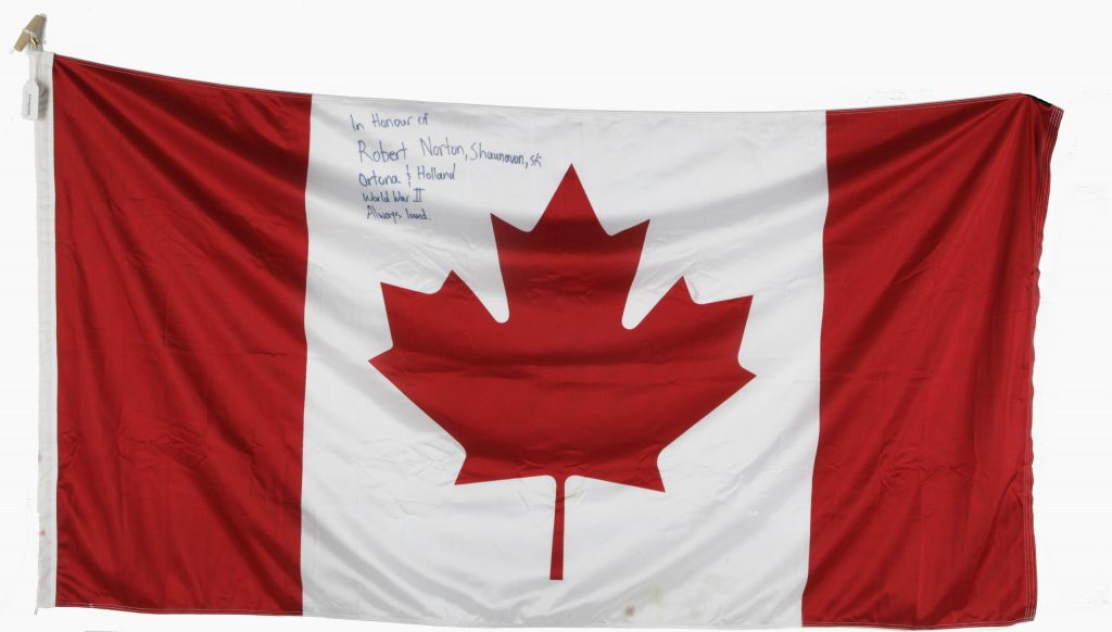 Un drapeau canadien à Ottawa avec des écrits dessus.