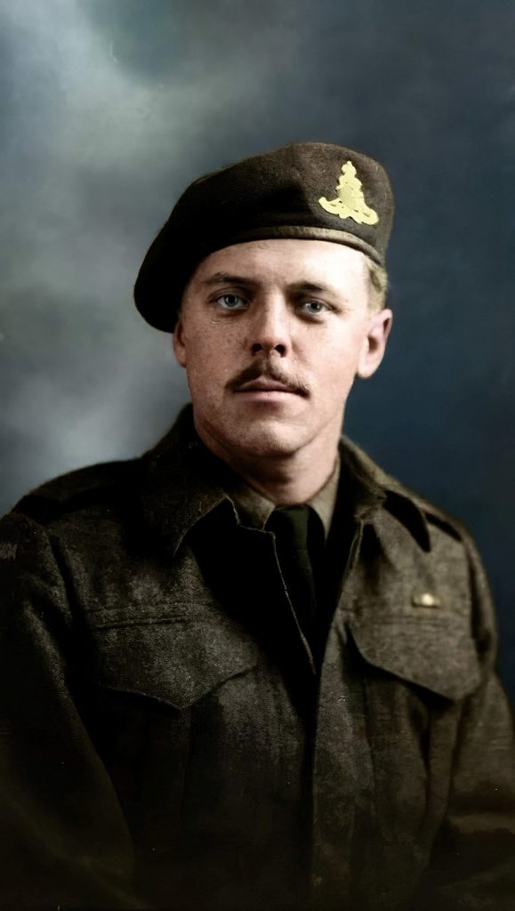 Un homme en uniforme militaire pose pour une photo au Musée canadien de la guerre.