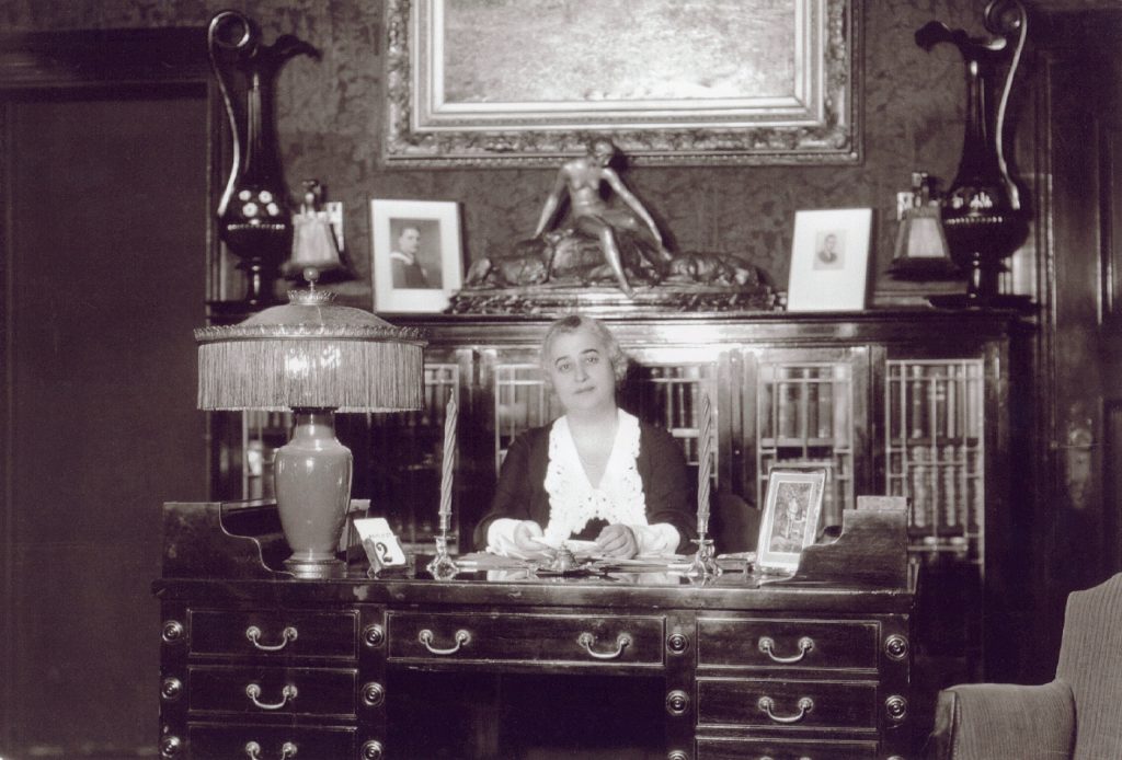 Une vieille photo d'une femme assise à un bureau à Ottawa.