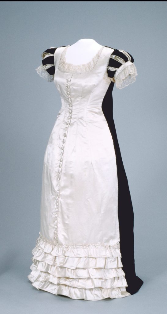 Une robe blanche et noire à volants exposée sur un mannequin au Musée canadien de la guerre à Ottawa.