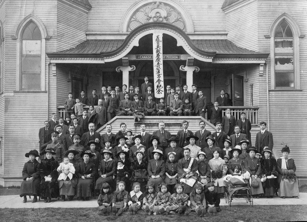 Un groupe de personnes posant sur les marches d'une église à Ottawa.