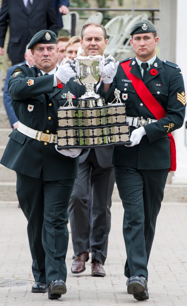 Deux hommes en uniforme militaire portant un trophée à Ottawa.