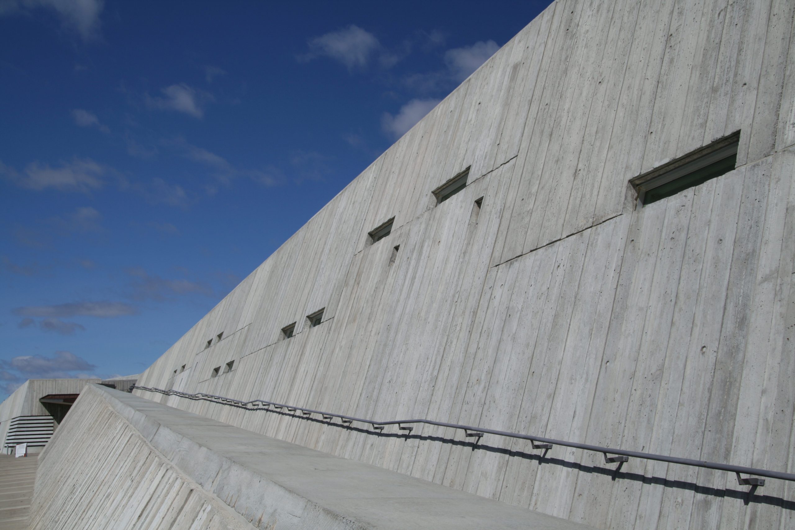 Le bâtiment du Musée canadien de la guerre à Ottawa est en béton.