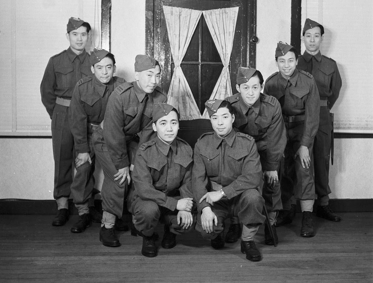 Un groupe d’hommes en uniforme posant pour une photo.