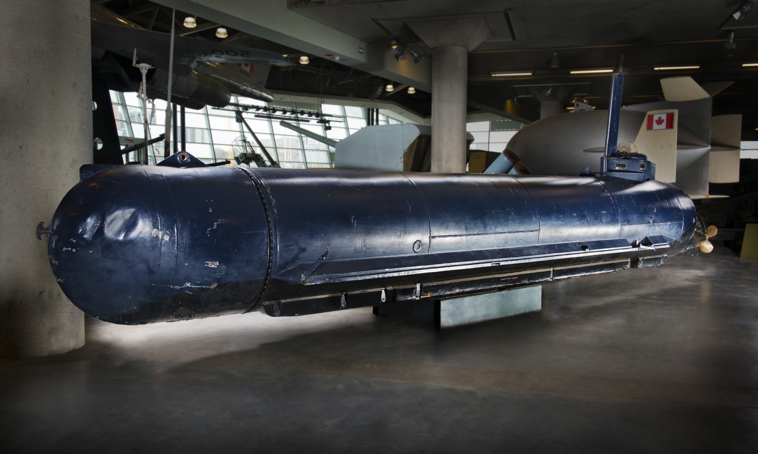 Un sous-marin bleu est exposé dans un musée.